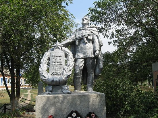 Памятник воинам погибшим в боях за Родину.