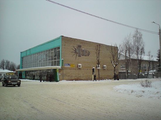 Здание универмага в центре Холм-Жирковского