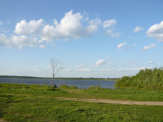 Вид Нижненегочанского водохранилища в городе Кувшиново.