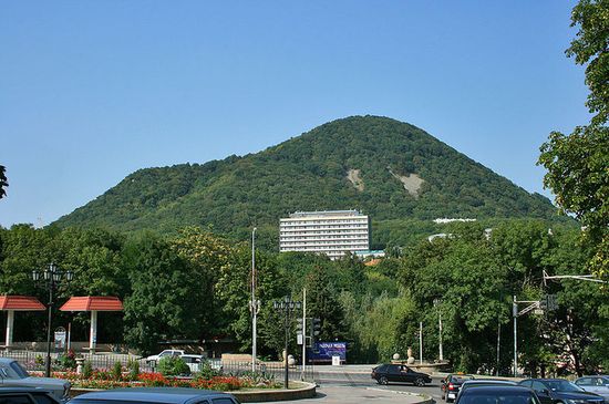Гора Железная, вид с ж/д вокзала