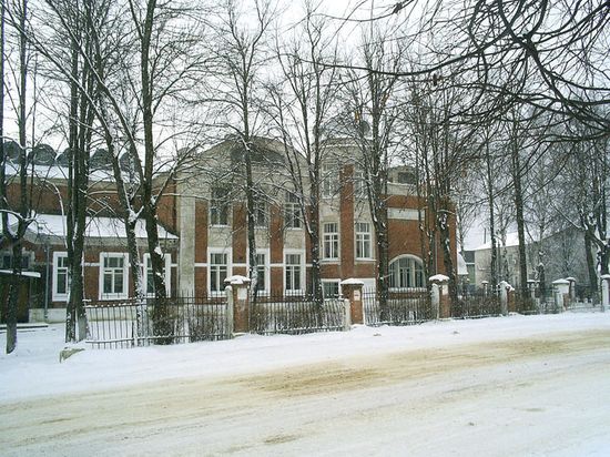 Город Кувшиново. «Народный дом», построенный Ю. М. Кувшиновой, в котором находится в том числе краеведческий музей.