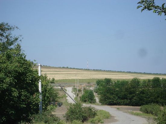 Вдалеке антенна Orange. Вид с окраины села