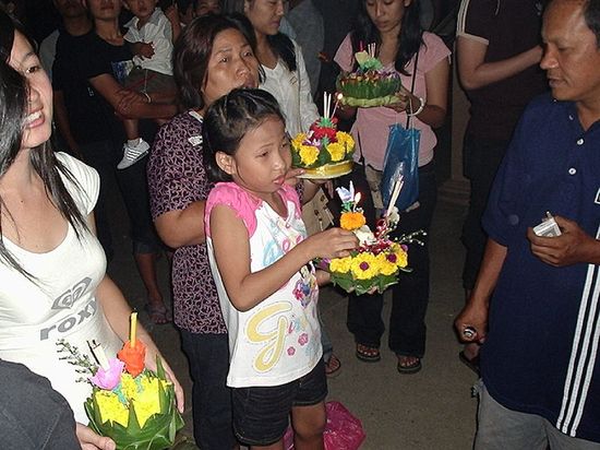 Праздник Лой Кратонг в Бангкоке — жители пускают по водам символические дары