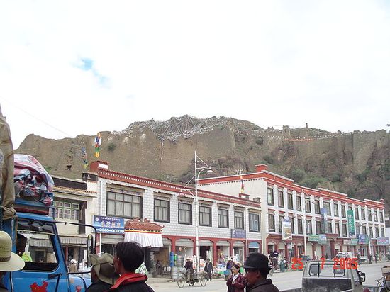 Вид на городскую крепость (дзонг) с улиц Шигадзе