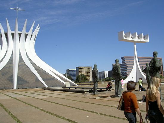 Купол кафедрального собора города Бразилиа и его звонница