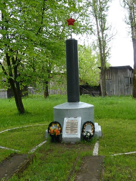 Памятная стела в память погибших в Великой Отечественной войне рабочих Каменской бумажно-картонной фабрики.