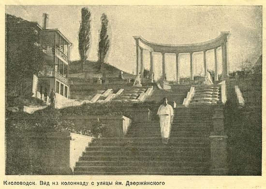 Вид на колоннаду Каскадной лестницы (1938).