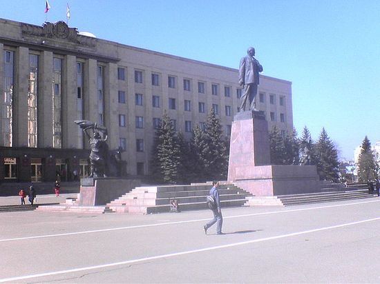 Статуя В.И. Ленина возле здания Краевой думы