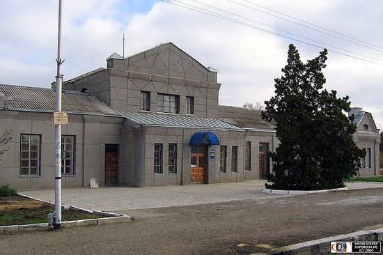 Здание железнодорожного вокзала 1915 года постройки(2009 год).