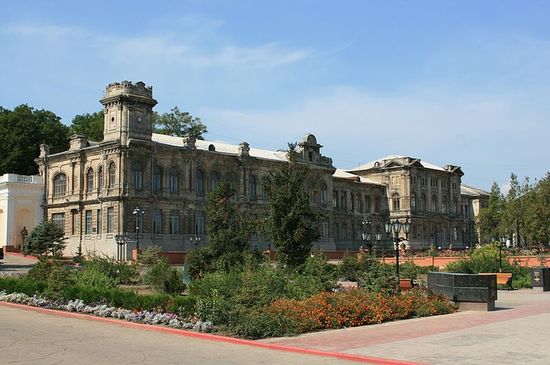 Здание бывшей Керченской женской гимназии (ныне гимназия № 2 имени Короленко)