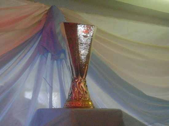 Кубок УЕФА 20.06.2009 г., привезенный А. Гладким в родной город