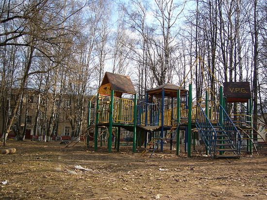 Детская площадка (которая перед школой)