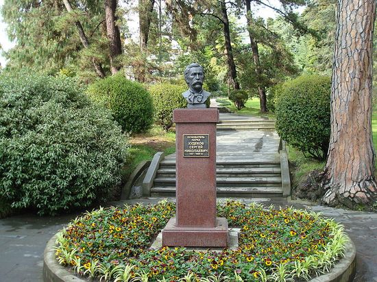 Дендрарий. Памятник основателю парка С. Н. Худекову