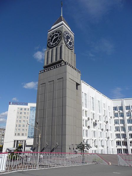 Башня с часами здания городской администрации