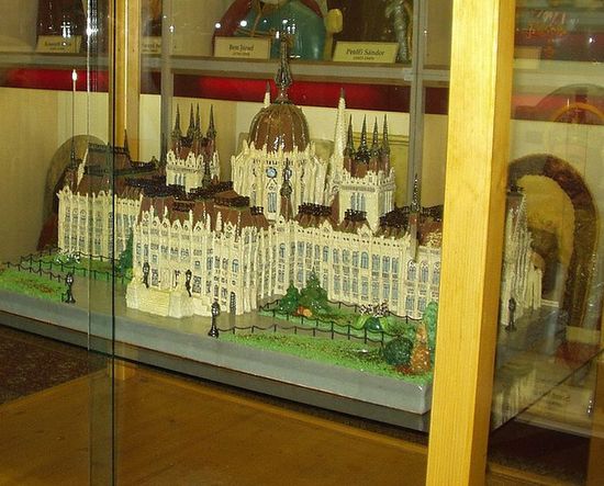 Музей марципана. Модель здания будапештского парламента из марципанов и шоколада