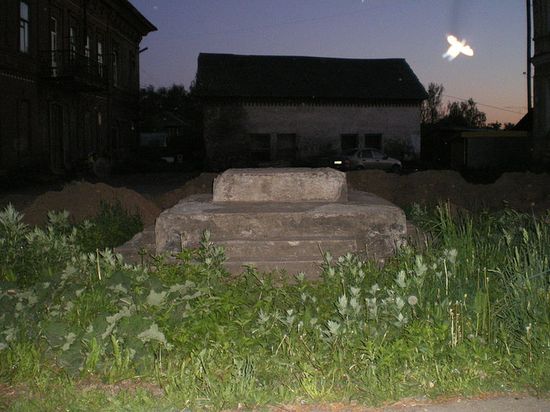 Постамент памятника Александру II.