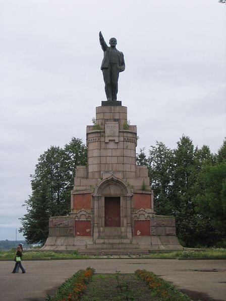 Скульптура В. И. Ленина на постаменте памятника в честь 300-летия дома Романовых