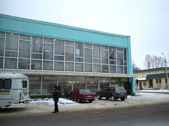 Здание универмага в центре Холм-Жирковского (ул. Советская)