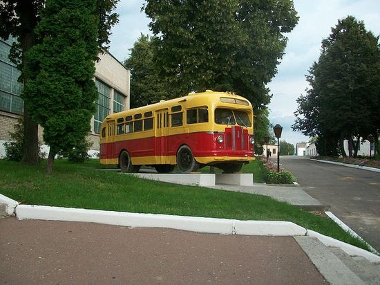 Автобус ЗИС-155 на територии Глуховского коледжа СНАУ