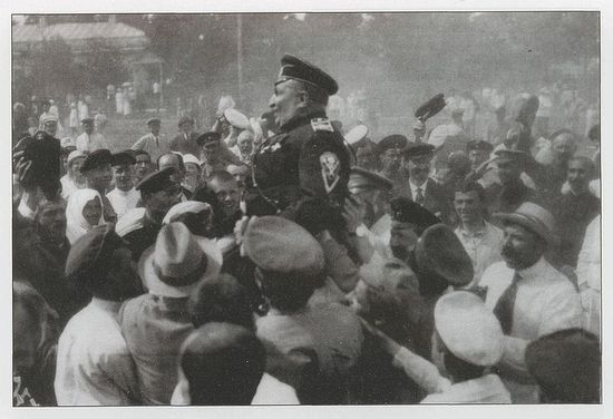 Жители Полтавы чествуют ген. Май-Маевского, после занятия города войсками Добрармии. 30 или 31 июля 1919