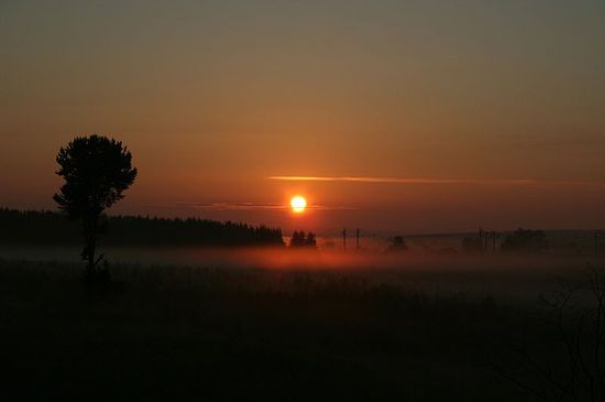 Восход солнца над станцией Кузино. Пять часов утра. Вдали видны опоры Транссибирской магистрали.