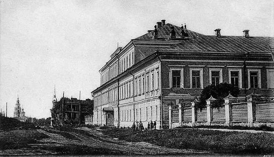 Здание мужской классической гимназии на Всехсвятской улице. Начало XX века ()