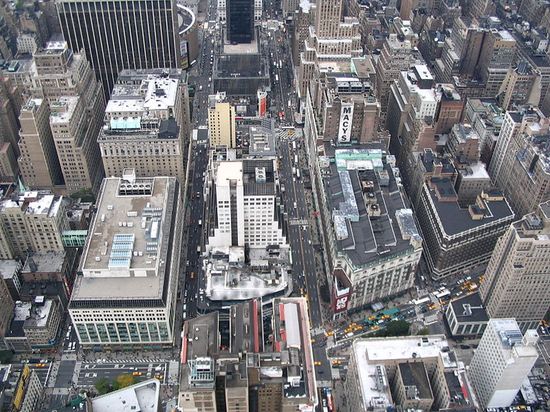 Вид на Бродвей с крыши Эмпайр-стейт-билдинг