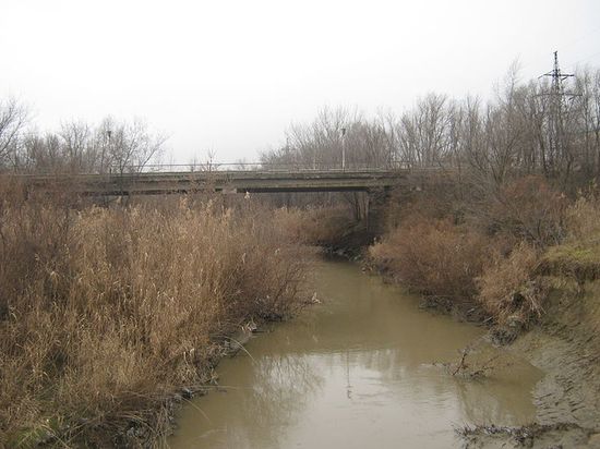 Красный мост через реку Калаус в черте города(зима 2011 г.).