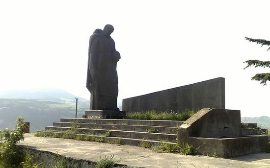 Памятник 160 хаштаракцам, погибшим в Великой Отечественной войне