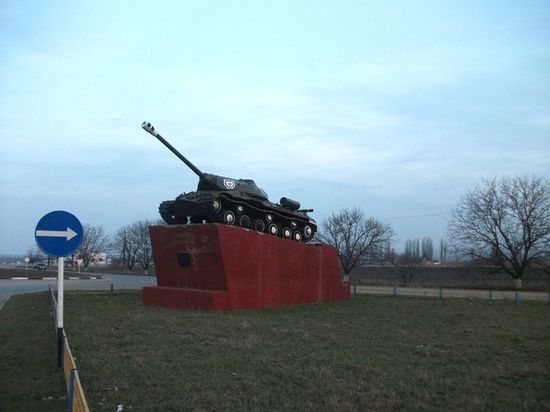 Памятник воинам 52-ой отдельной гвардейской танковой бригады, защитникам города Малгобека (1942—1943 годы). 2011 год.