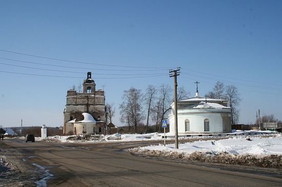 Церкви и кладбище в селе Николо-Корма