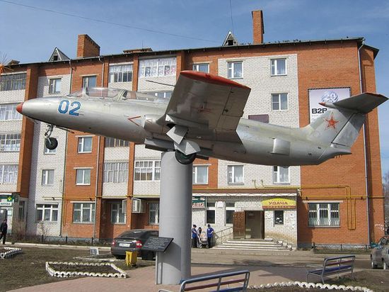 Постамент с самолётом Л-29