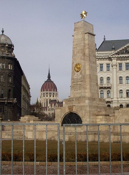 Памятник воинам Советской Армии в Будапеште на площади Свободы