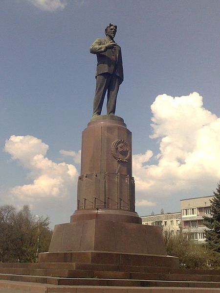 Памятник М. Калинину на площади Калинина (бывшей Рейхсплац; 1959, скульптор Б. Едунов)