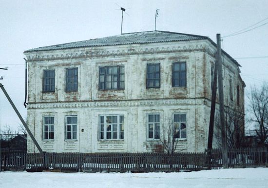 Здание, построенное в XVIII веке служит и по сей день. В 1898 году размещалась двухклассная школа. В 1944 -1945 годах жители – военнопленные. С 50 –х годов – интернат.