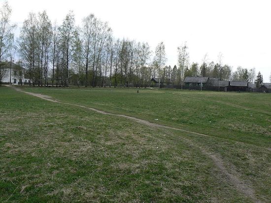 Стадион (слева видно здание средней школы)