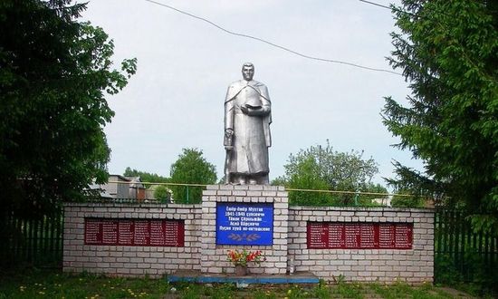 Село Климово. Памятник воинам, павшим в Великой Отечественной войне, с именами погибших, среди которых и алшиховцы