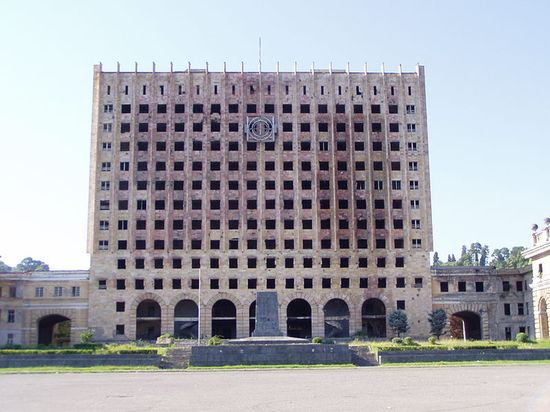 Здание парламента Абхазии.