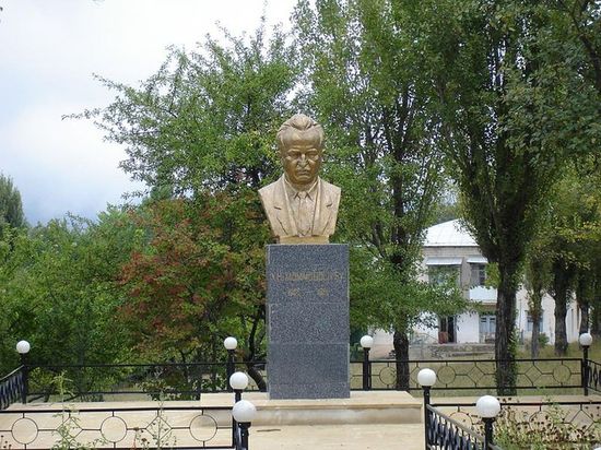Памятник Юсифу Мамедалиеву в поселке.