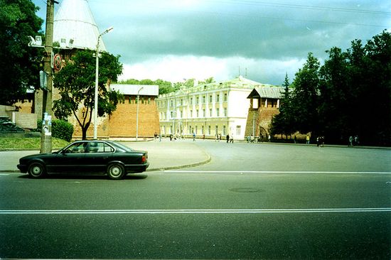 Перекрёсток улиц Дзержинского и Октябрьской революции. На заднем плане — здание городской администрации