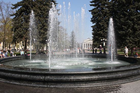 Светомузыкальный фонтан в парке Попудренко возле Красной площади