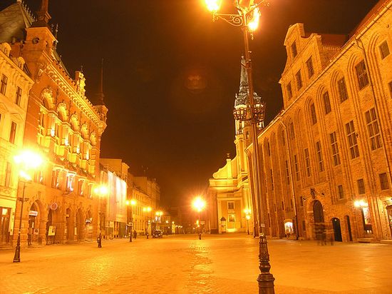 Улица старого города ночью