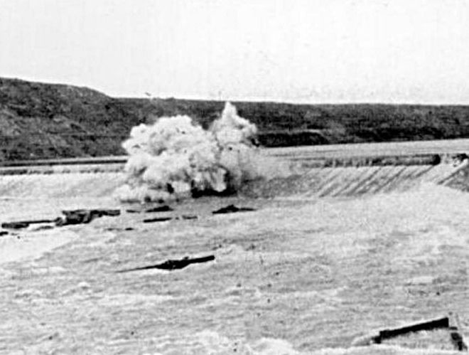 Подрыв дамбы Блэк-Игл в 1908 году чтобы защитить Грейт-Фолл от наводнений, связанных с прорывом плотины Хаузер выше по реке