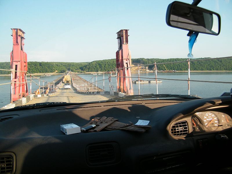 Возвращение на «материк» по понтонному мосту.Впереди справа — строительство автомобильного моста.
