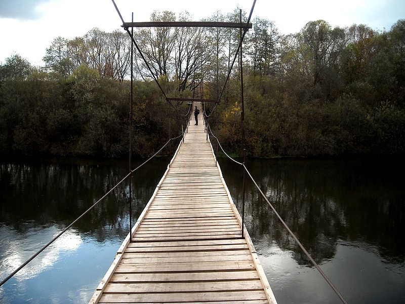 Подвесной мост через реку в Дичне, Курская область.