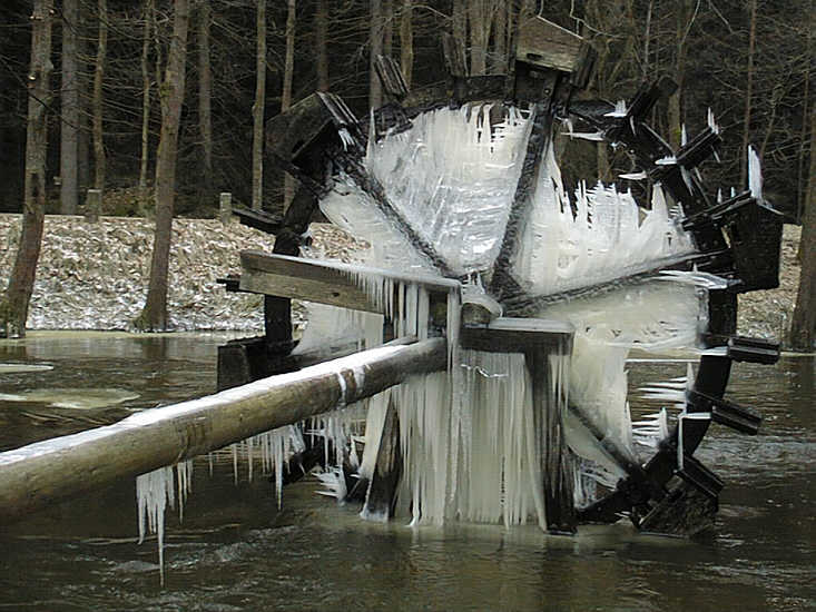 Замёрзшая водяная мельница