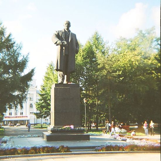 Памятник В. И. Ленину перед Театром оперы и балета